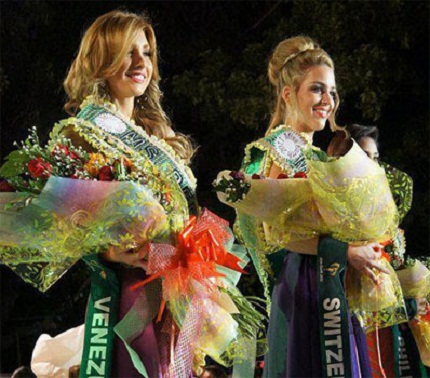 Các người đẹp Miss Earth 2011 tại lễ trao giải Special Awards.
